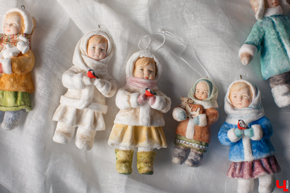 Татьяна Рюмина создает чудесные игрушки из ваты уже пятый год. Технология похожа на старинную, но ПВА, роспись акрилом и акварелью выводят украшения на новый уровень!