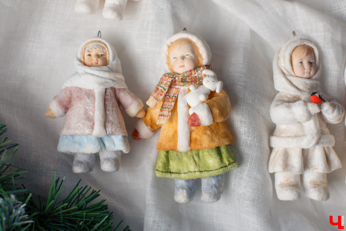 Татьяна Рюмина создает чудесные игрушки из ваты уже пятый год. Технология похожа на старинную, но ПВА, роспись акрилом и акварелью выводят украшения на новый уровень!