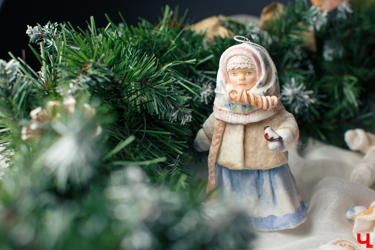 Татьяна Рюмина создает чудесные игрушки из ваты уже пятый год. Технология похожа на старинную, но ПВА, роспись акрилом и акварелью выводят украшения на новый уровень!