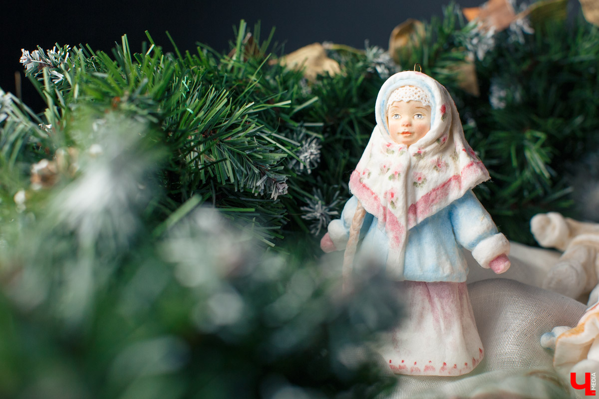 Татьяна Рюмина создает чудесные игрушки из ваты уже пятый год. Технология похожа на старинную, но ПВА, роспись акрилом и акварелью выводят украшения на новый уровень!