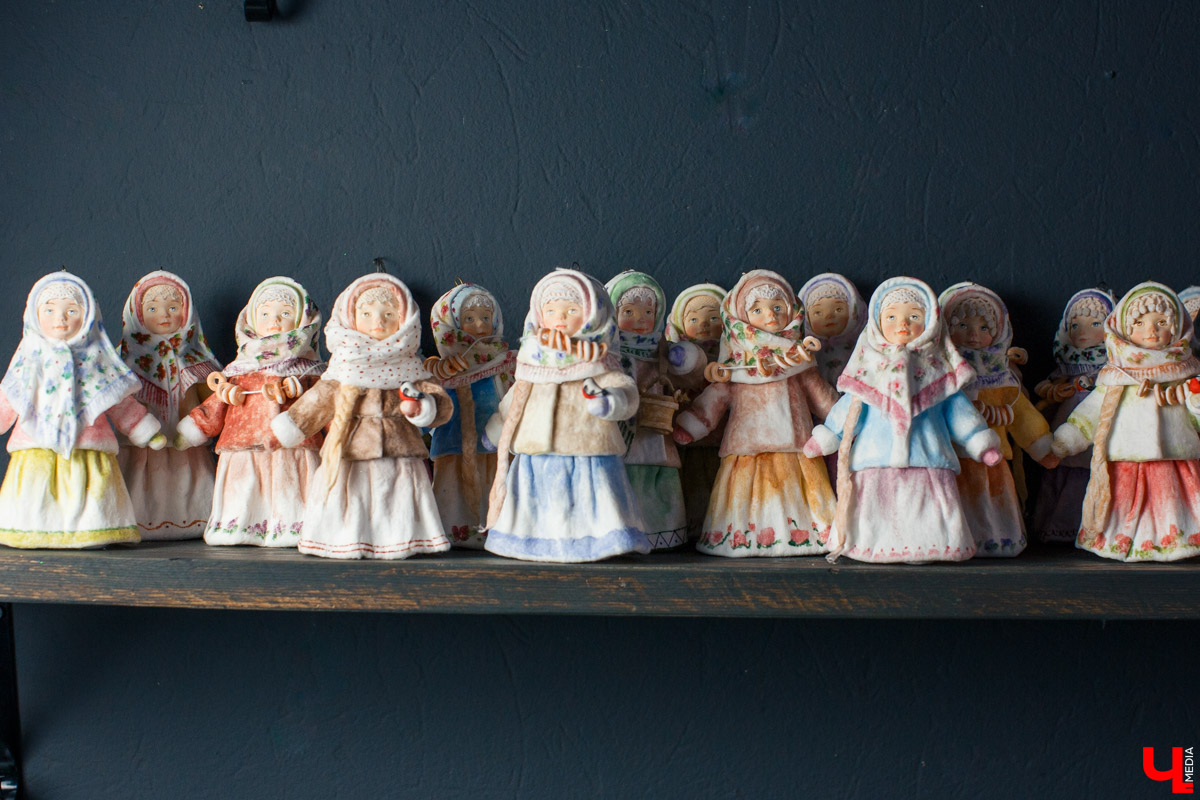 Татьяна Рюмина создает чудесные игрушки из ваты уже пятый год. Технология похожа на старинную, но ПВА, роспись акрилом и акварелью выводят украшения на новый уровень!