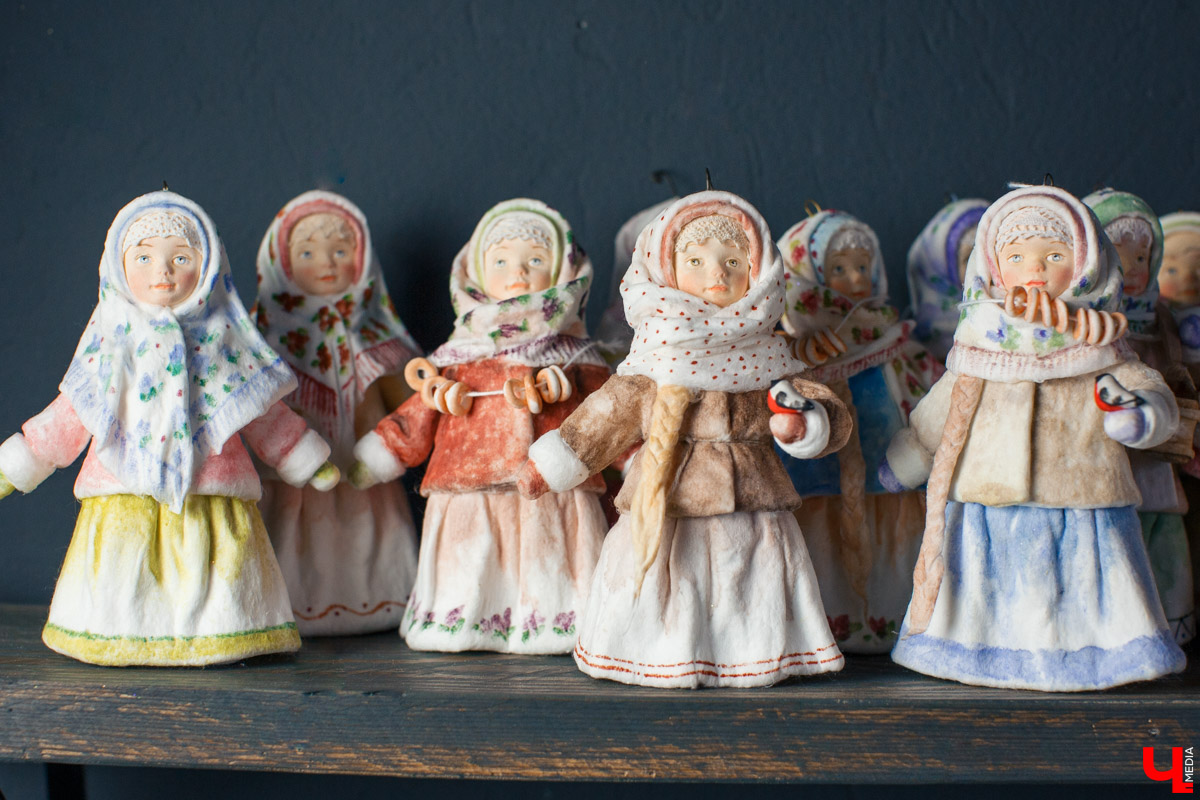 Татьяна Рюмина создает чудесные игрушки из ваты уже пятый год. Технология похожа на старинную, но ПВА, роспись акрилом и акварелью выводят украшения на новый уровень!