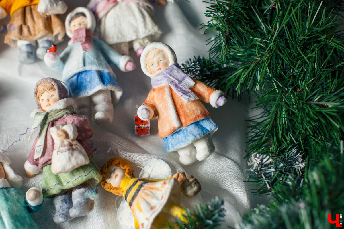 Татьяна Рюмина создает чудесные игрушки из ваты уже пятый год. Технология похожа на старинную, но ПВА, роспись акрилом и акварелью выводят украшения на новый уровень!