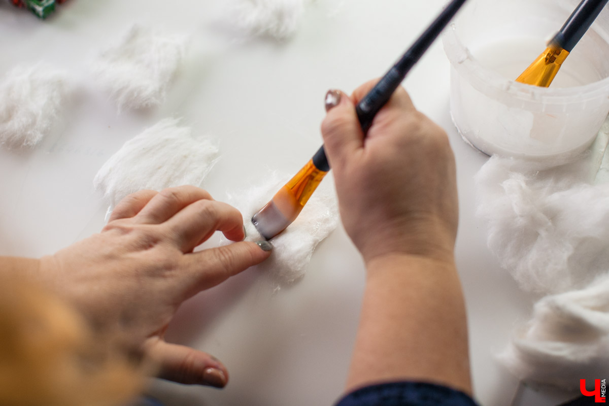 Татьяна Рюмина создает чудесные игрушки из ваты уже пятый год. Технология похожа на старинную, но ПВА, роспись акрилом и акварелью выводят украшения на новый уровень!