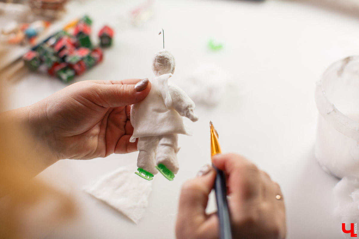 Татьяна Рюмина создает чудесные игрушки из ваты уже пятый год. Технология похожа на старинную, но ПВА, роспись акрилом и акварелью выводят украшения на новый уровень!