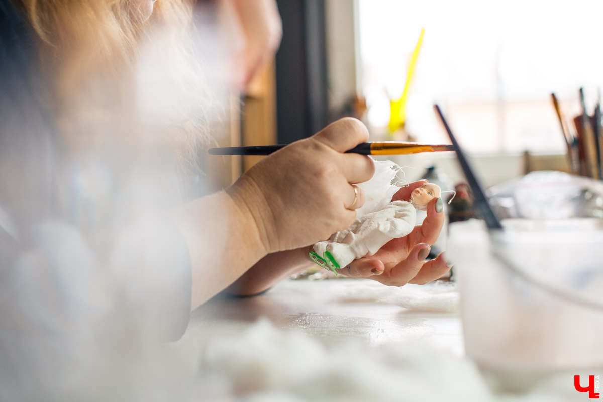 Татьяна Рюмина создает чудесные игрушки из ваты уже пятый год. Технология похожа на старинную, но ПВА, роспись акрилом и акварелью выводят украшения на новый уровень!