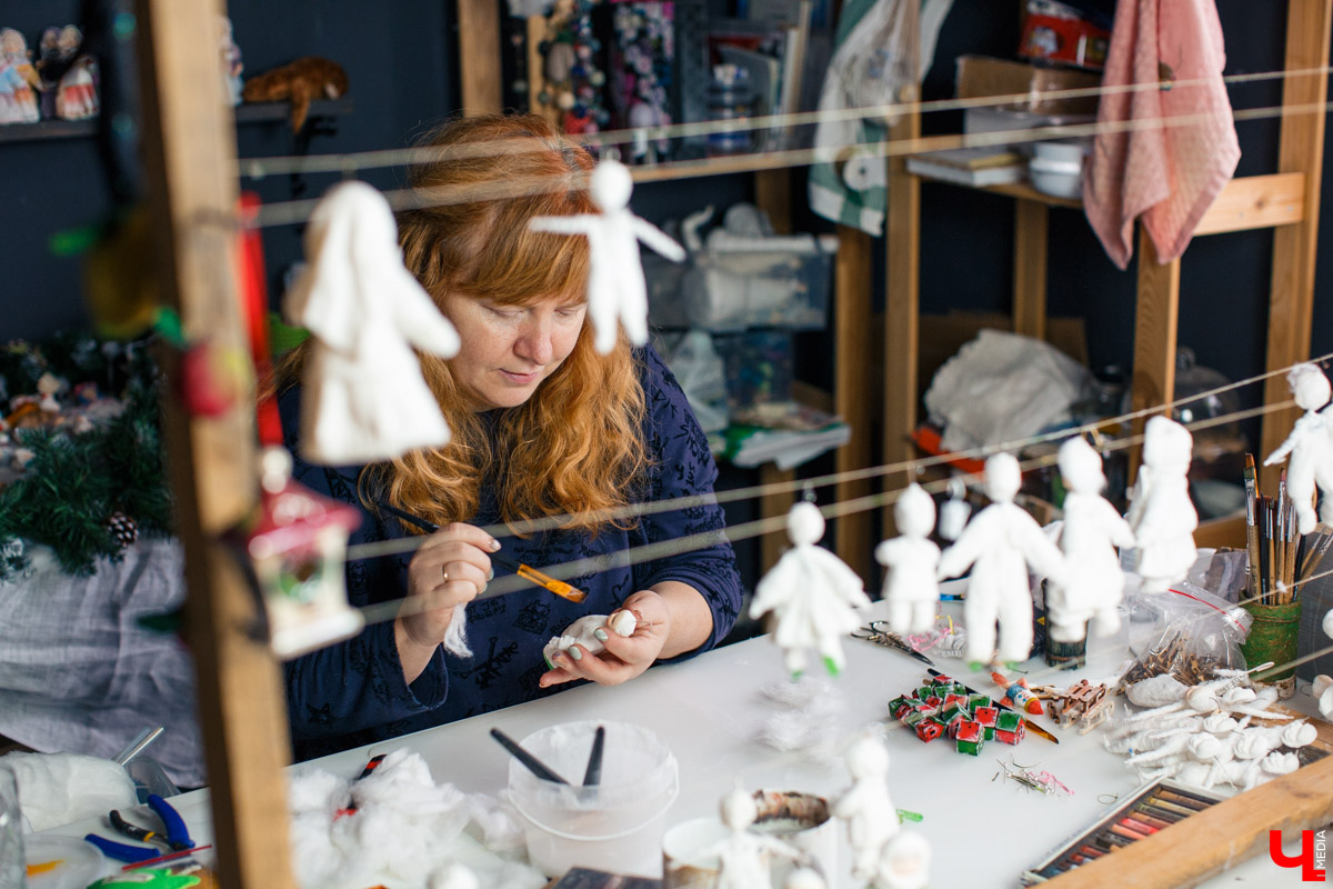 Татьяна Рюмина создает чудесные игрушки из ваты уже пятый год. Технология похожа на старинную, но ПВА, роспись акрилом и акварелью выводят украшения на новый уровень!