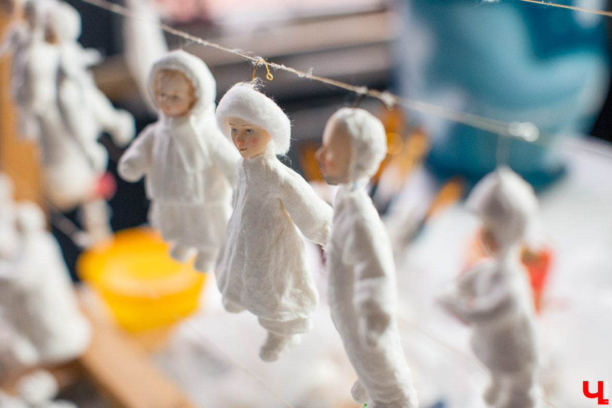 Татьяна Рюмина создает чудесные игрушки из ваты уже пятый год. Технология похожа на старинную, но ПВА, роспись акрилом и акварелью выводят украшения на новый уровень!