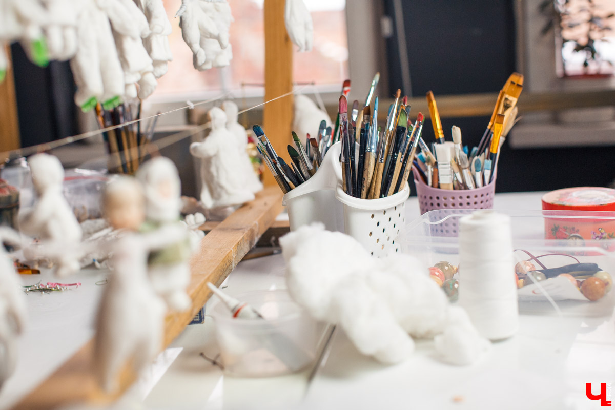 Татьяна Рюмина создает чудесные игрушки из ваты уже пятый год. Технология похожа на старинную, но ПВА, роспись акрилом и акварелью выводят украшения на новый уровень!