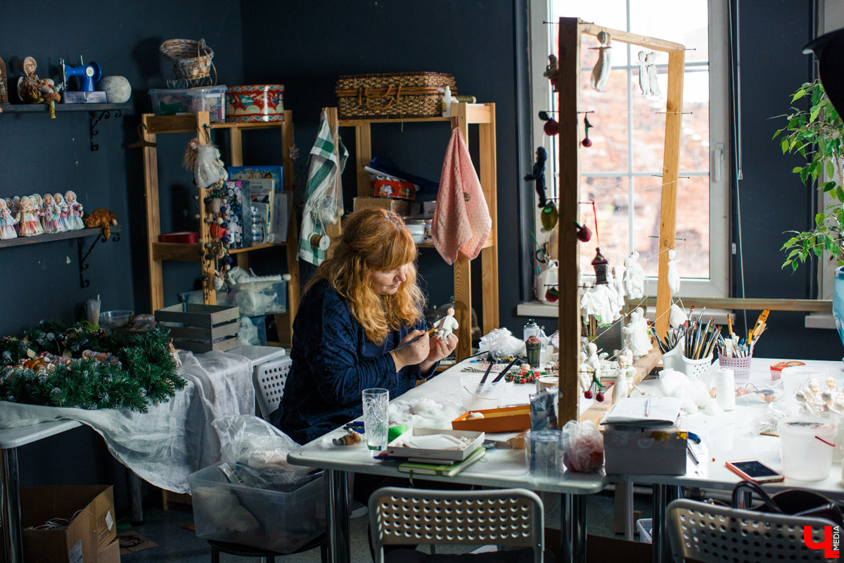 Татьяна Рюмина создает чудесные игрушки из ваты уже пятый год. Технология похожа на старинную, но ПВА, роспись акрилом и акварелью выводят украшения на новый уровень!