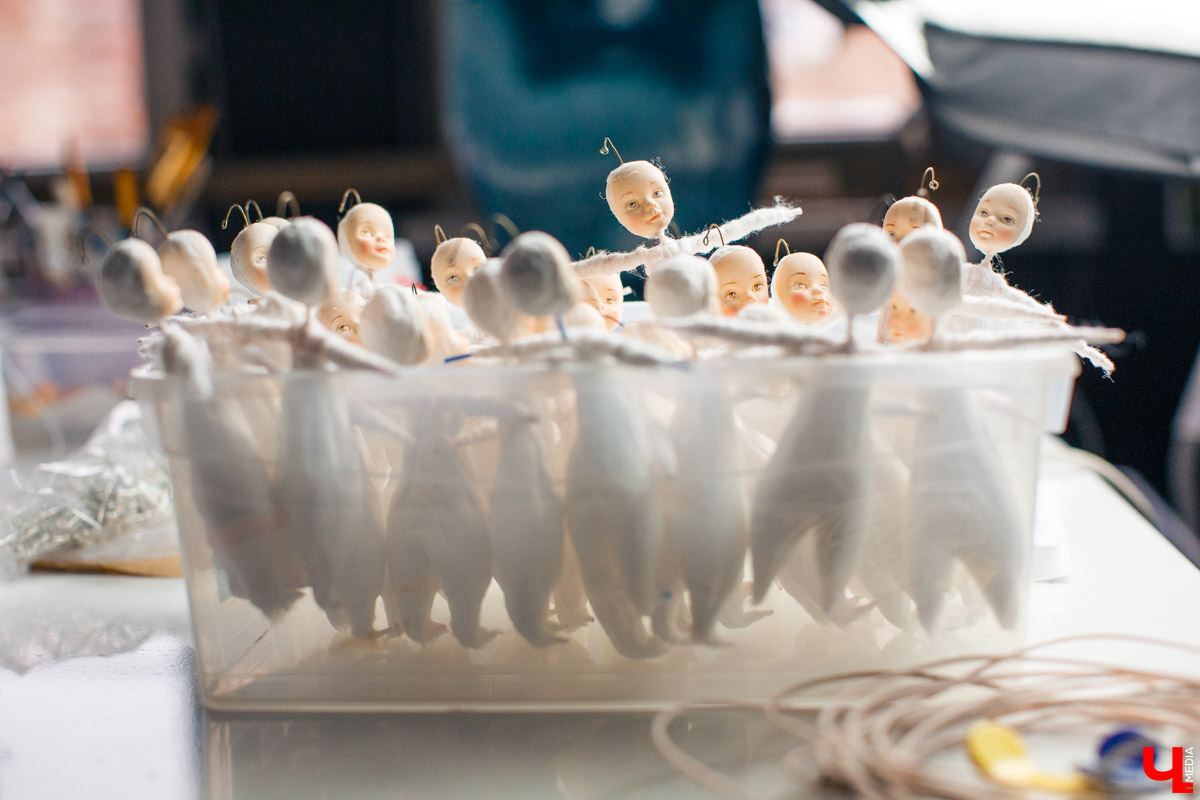 Татьяна Рюмина создает чудесные игрушки из ваты уже пятый год. Технология похожа на старинную, но ПВА, роспись акрилом и акварелью выводят украшения на новый уровень!