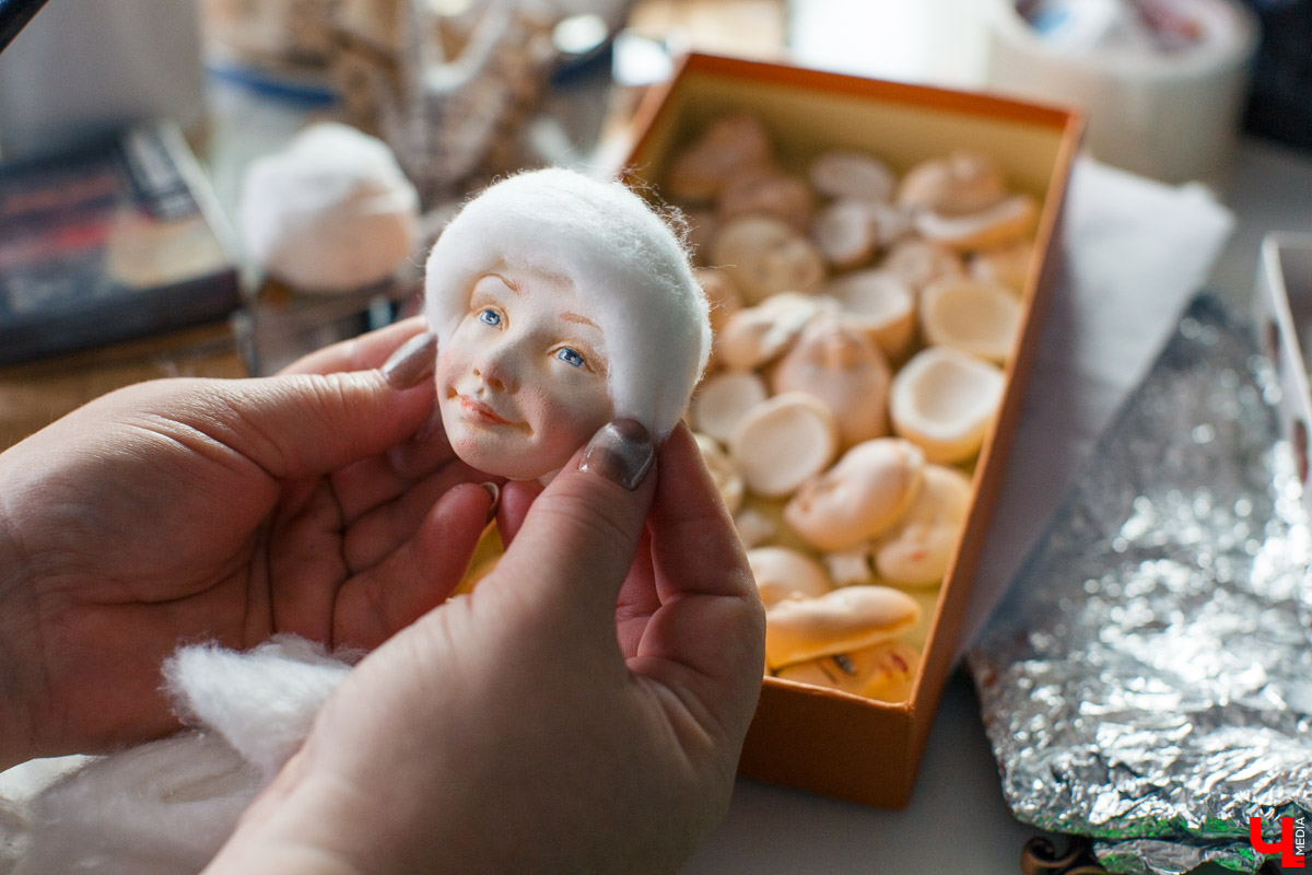 Татьяна Рюмина создает чудесные игрушки из ваты уже пятый год. Технология похожа на старинную, но ПВА, роспись акрилом и акварелью выводят украшения на новый уровень!