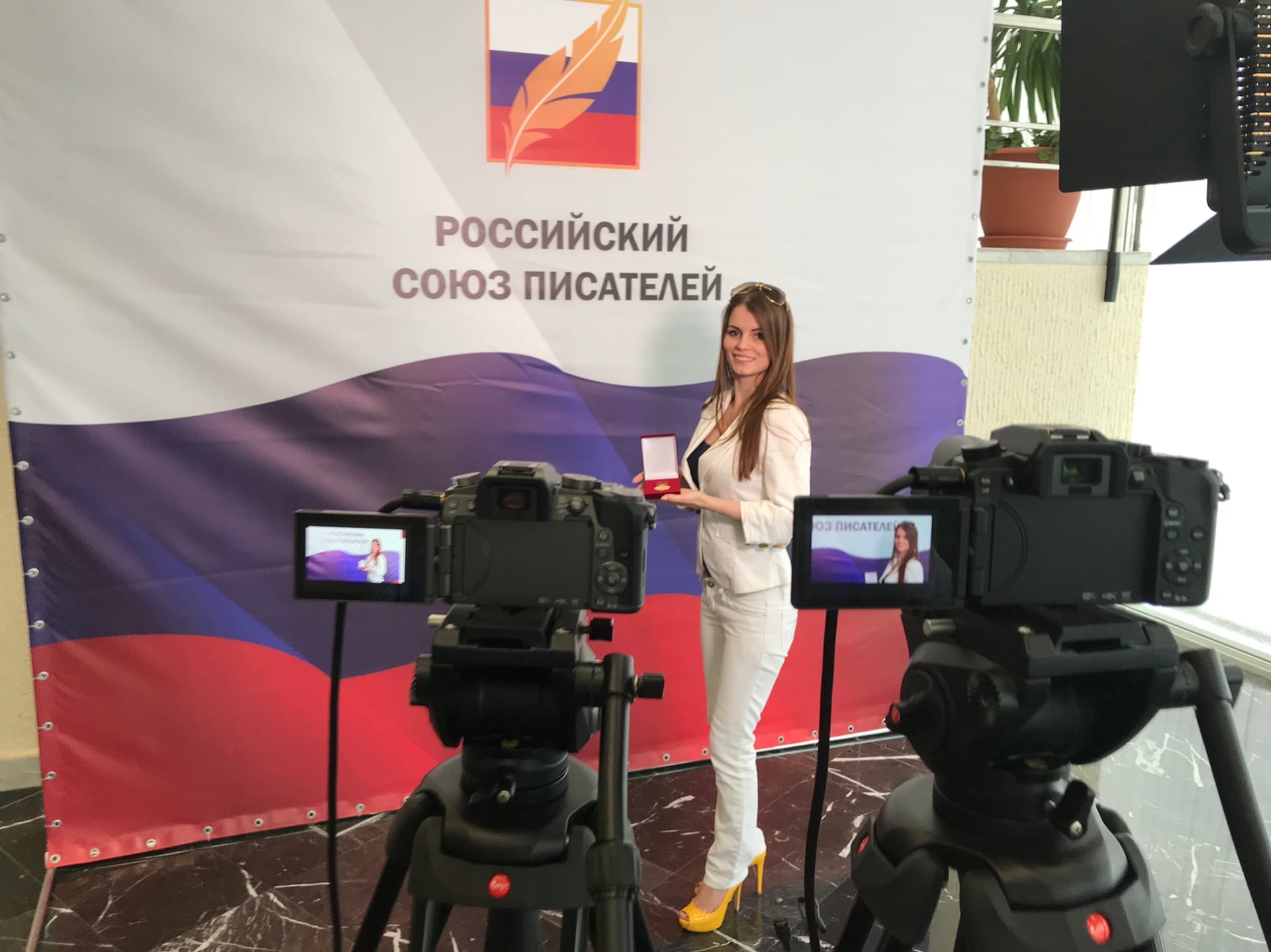 История о том, как в одной хрупкой девушке уживаются потомственная бизнесвумен и признанная поэтесса.