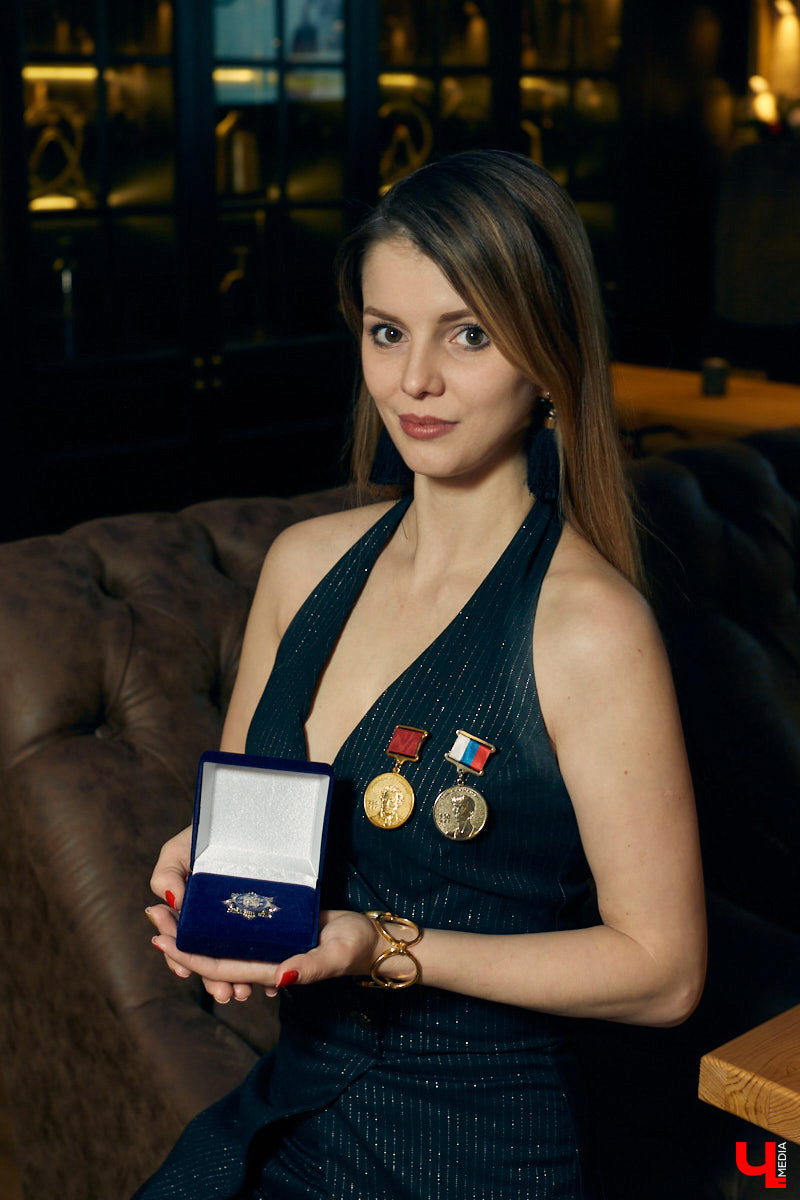 История о том, как в одной хрупкой девушке уживаются потомственная бизнесвумен и признанная поэтесса.