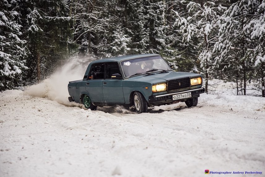 Под Владимиром спортсмены устраивают удивительно зрелищный ралли, для которого придумали специальное определение - дуэльная гонка.