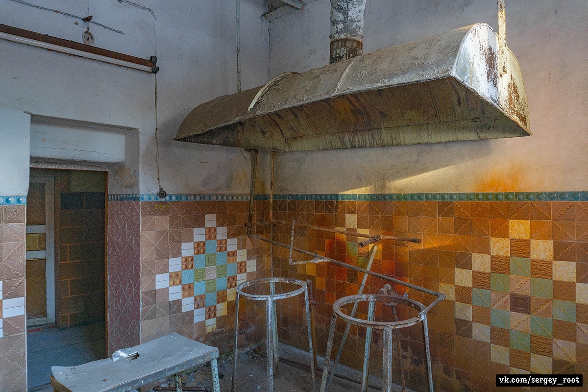 Фотограф Сергей Рут поделился снимками из заброшенной столовой. В этом заведении борщи не варят вот уже 17 лет.