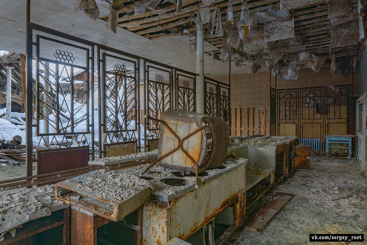 Фотограф Сергей Рут поделился снимками из заброшенной столовой. В этом заведении борщи не варят вот уже 17 лет.
