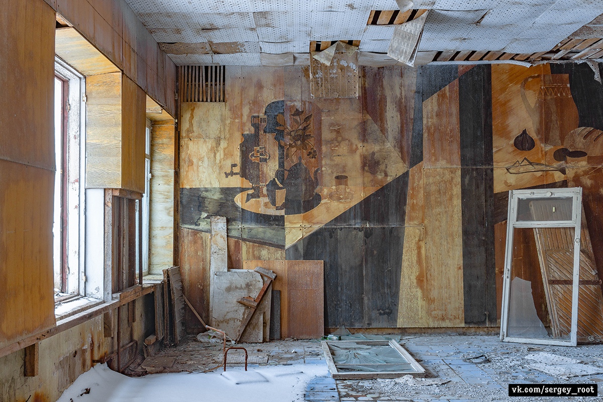 Фотограф Сергей Рут поделился снимками из заброшенной столовой. В этом заведении борщи не варят вот уже 17 лет.