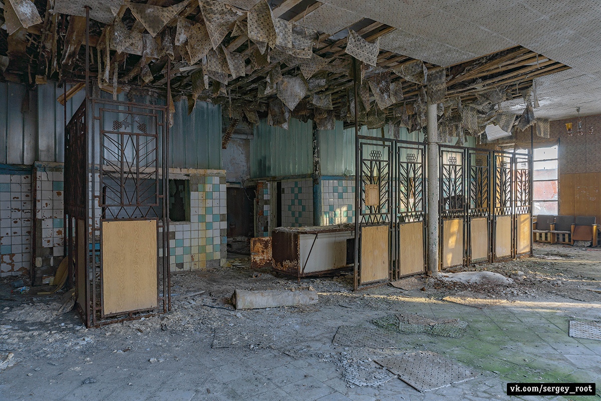 Фотограф Сергей Рут поделился снимками из заброшенной столовой. В этом заведении борщи не варят вот уже 17 лет.