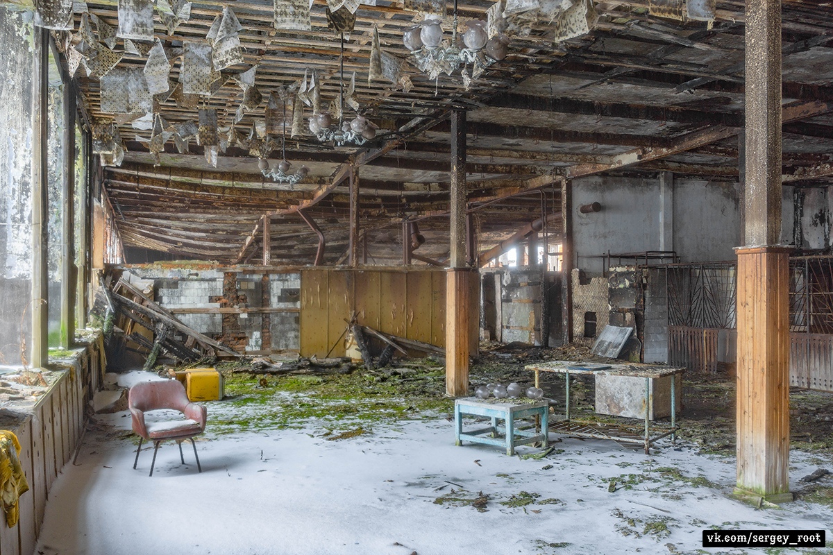 Фотограф Сергей Рут поделился снимками из заброшенной столовой. В этом заведении борщи не варят вот уже 17 лет.