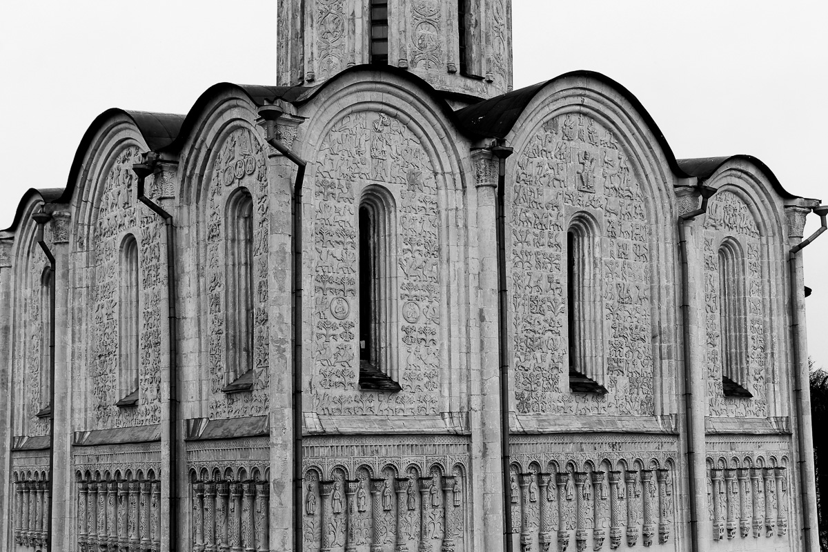 На протяжении трех лет команда московского ювелира Инги Макарон работала над созданием удивительных и единственных в своем роде украшений, вдохновленных владимирским зодчеством.