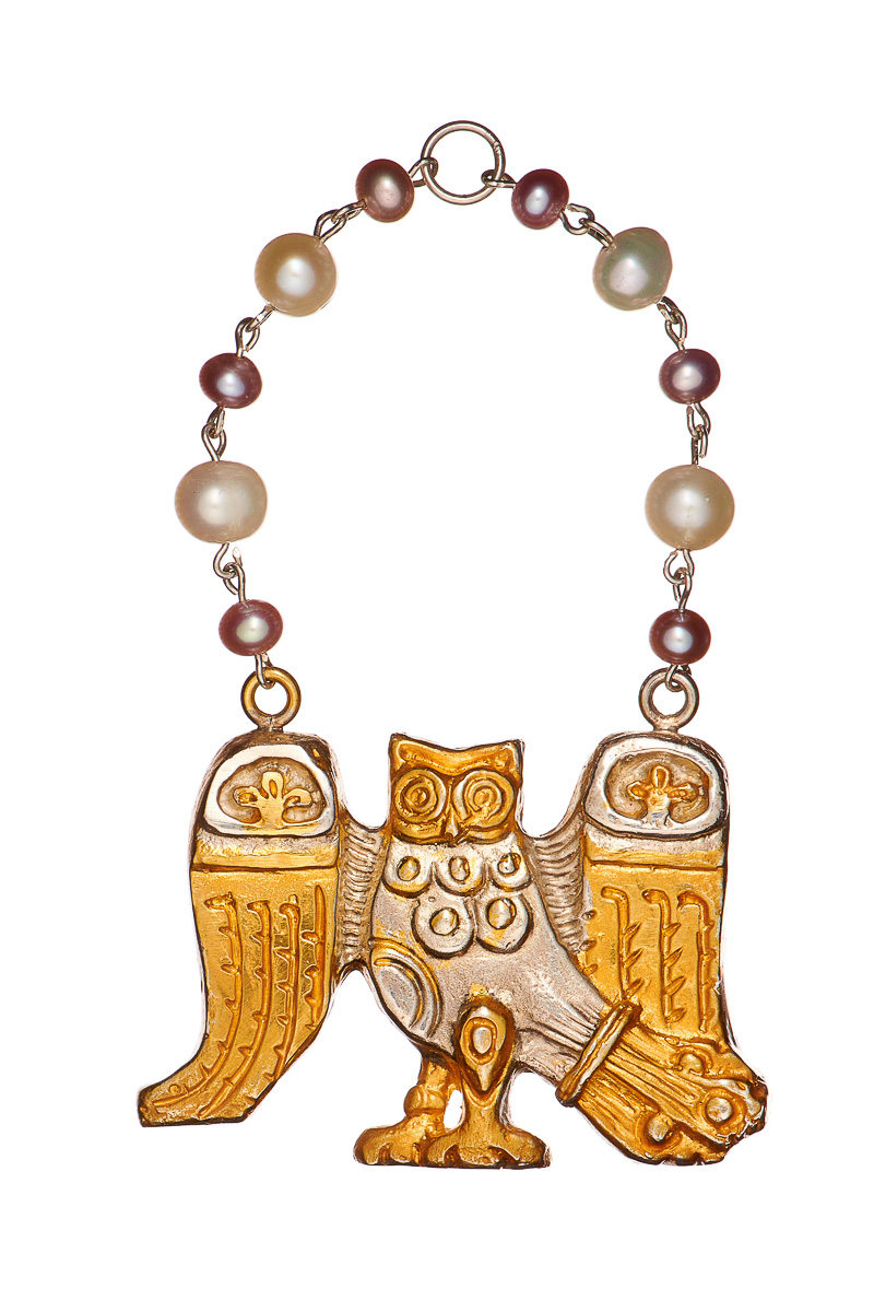 На протяжении трех лет команда московского ювелира Инги Макарон работала над созданием удивительных и единственных в своем роде украшений, вдохновленных владимирским зодчеством.