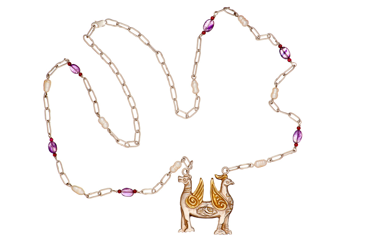 На протяжении трех лет команда московского ювелира Инги Макарон работала над созданием удивительных и единственных в своем роде украшений, вдохновленных владимирским зодчеством.