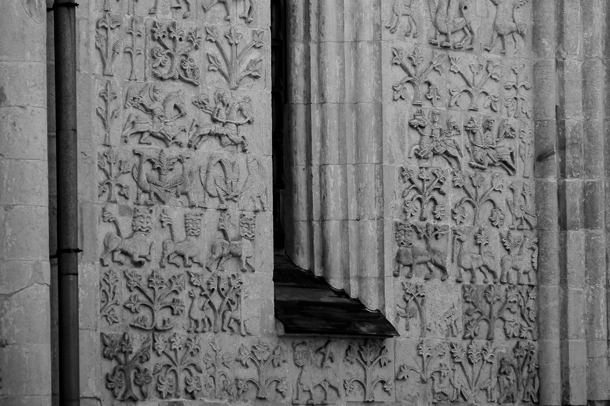 На протяжении трех лет команда московского ювелира Инги Макарон работала над созданием удивительных и единственных в своем роде украшений, вдохновленных владимирским зодчеством.