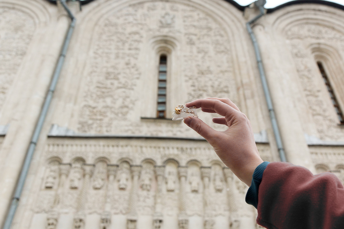 На протяжении трех лет команда московского ювелира Инги Макарон работала над созданием удивительных и единственных в своем роде украшений, вдохновленных владимирским зодчеством.