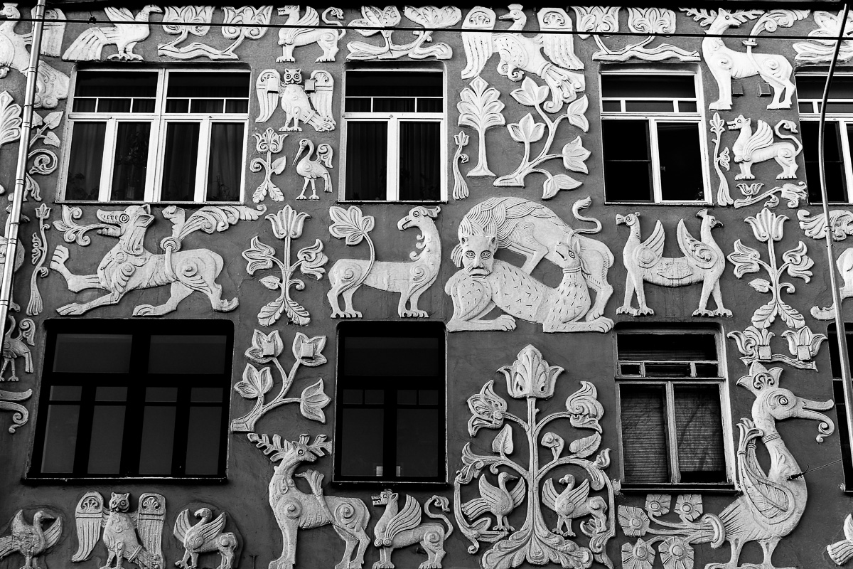 На протяжении трех лет команда московского ювелира Инги Макарон работала над созданием удивительных и единственных в своем роде украшений, вдохновленных владимирским зодчеством.