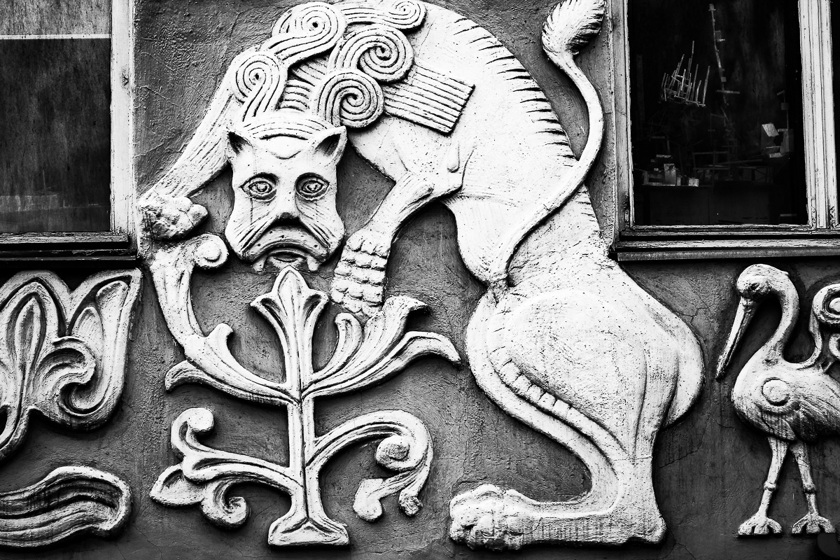 На протяжении трех лет команда московского ювелира Инги Макарон работала над созданием удивительных и единственных в своем роде украшений, вдохновленных владимирским зодчеством.