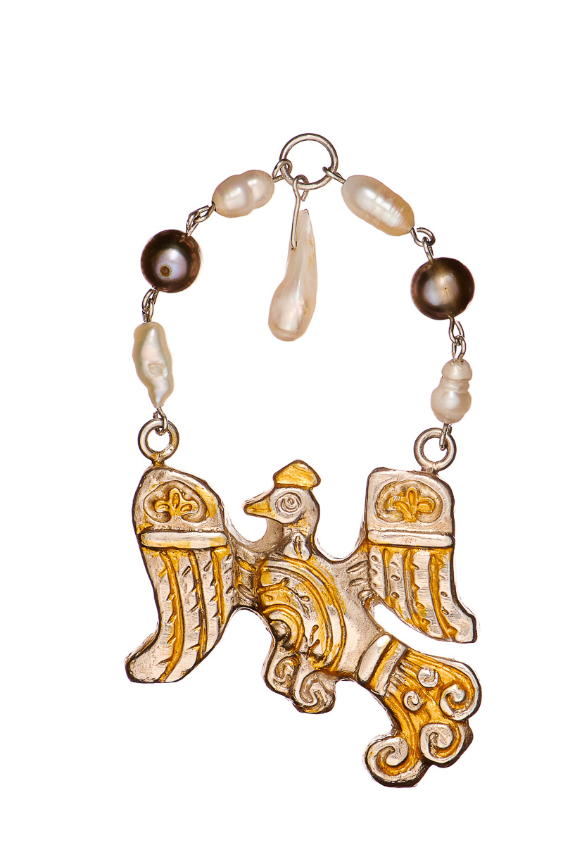 На протяжении трех лет команда московского ювелира Инги Макарон работала над созданием удивительных и единственных в своем роде украшений, вдохновленных владимирским зодчеством.