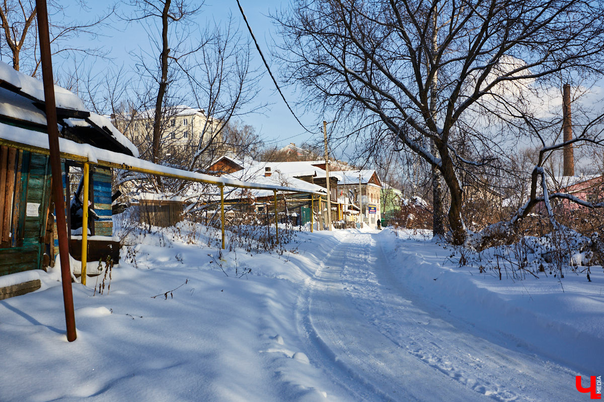 Почему в начале 20-го века Рабочая улица во Владимире называлась Щемиловкой? Кто и как жил на ней? На эти и другие вопросы мы нашли ответы, гуляя по городу с экскурсоводом Владимиров Новиковым.