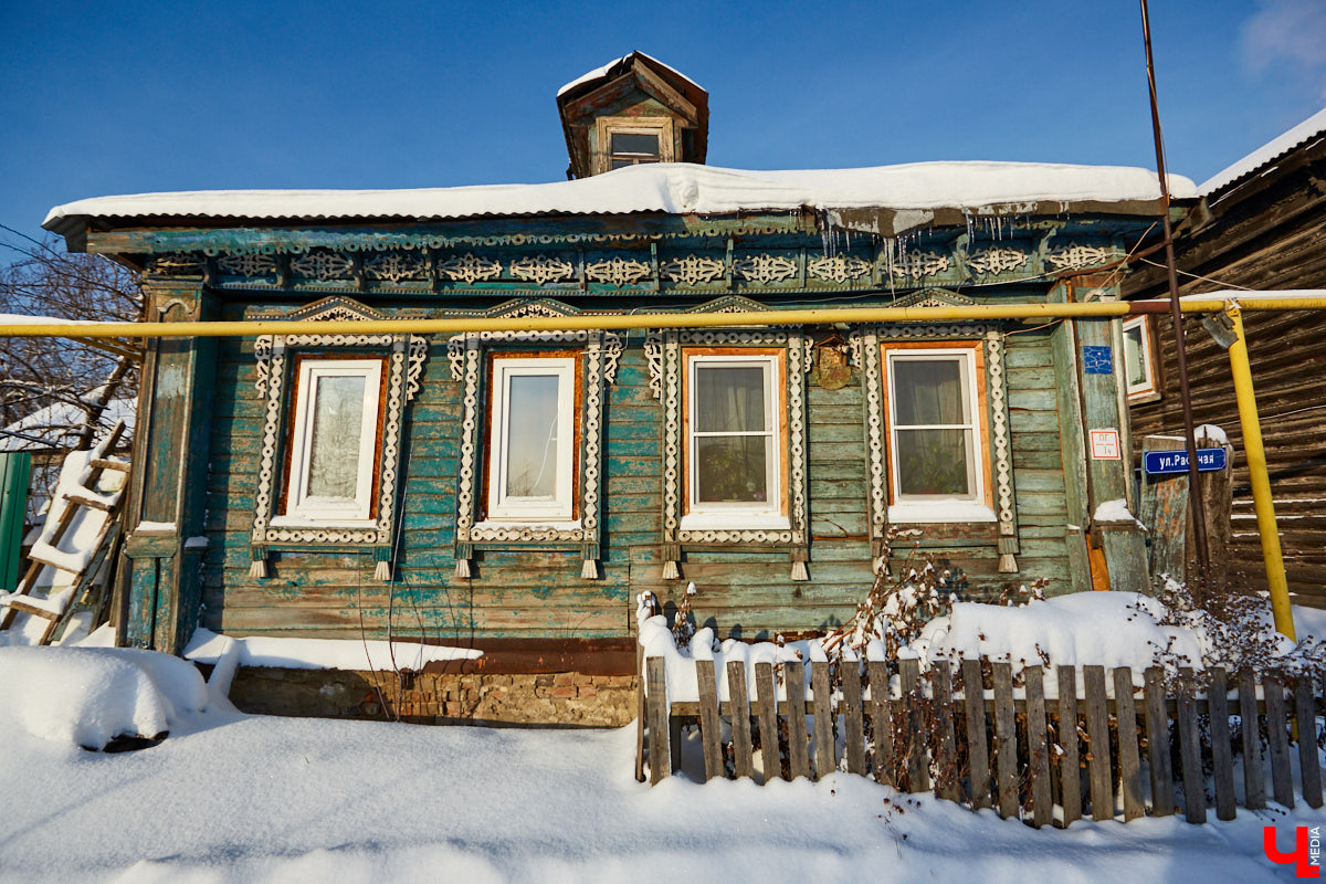 Почему в начале 20-го века Рабочая улица во Владимире называлась Щемиловкой? Кто и как жил на ней? На эти и другие вопросы мы нашли ответы, гуляя по городу с экскурсоводом Владимиров Новиковым.