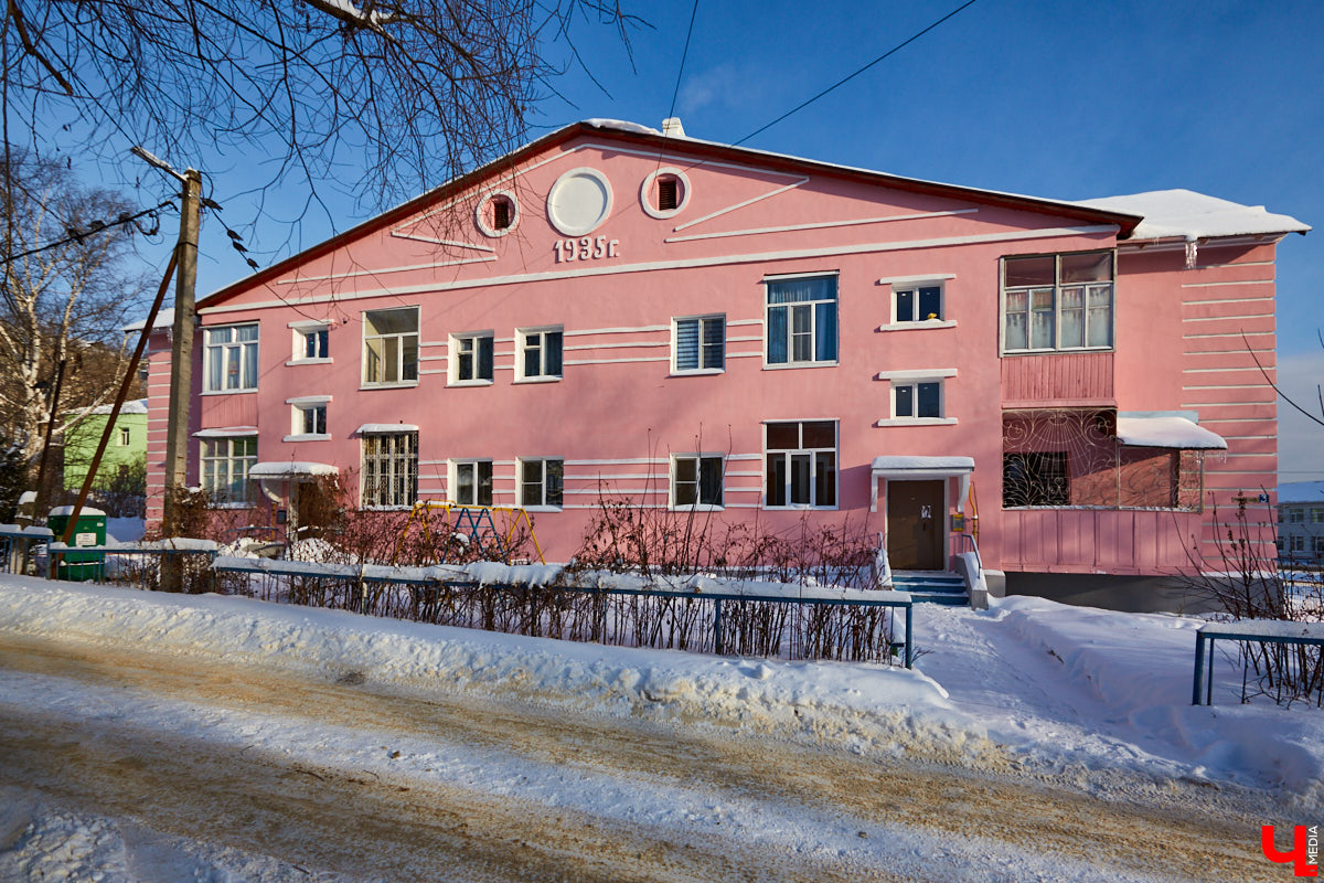 Почему в начале 20-го века Рабочая улица во Владимире называлась Щемиловкой? Кто и как жил на ней? На эти и другие вопросы мы нашли ответы, гуляя по городу с экскурсоводом Владимиров Новиковым.