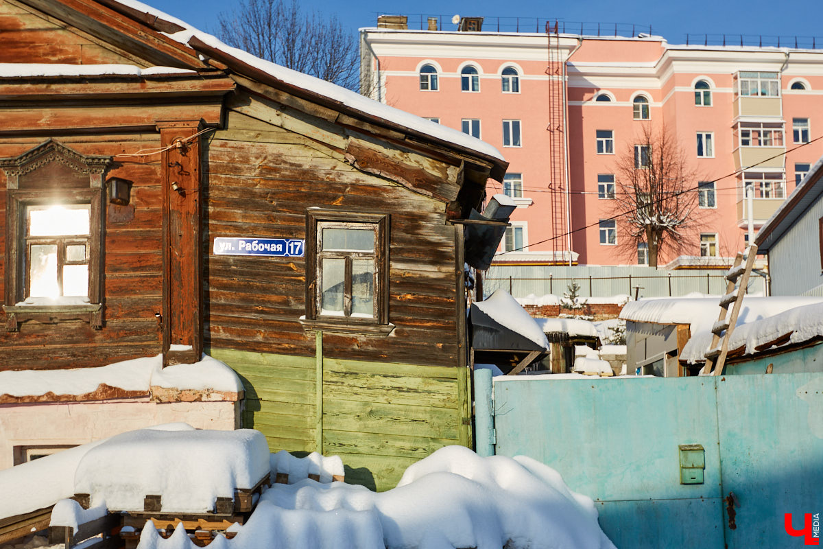 Почему в начале 20-го века Рабочая улица во Владимире называлась Щемиловкой? Кто и как жил на ней? На эти и другие вопросы мы нашли ответы, гуляя по городу с экскурсоводом Владимиров Новиковым.