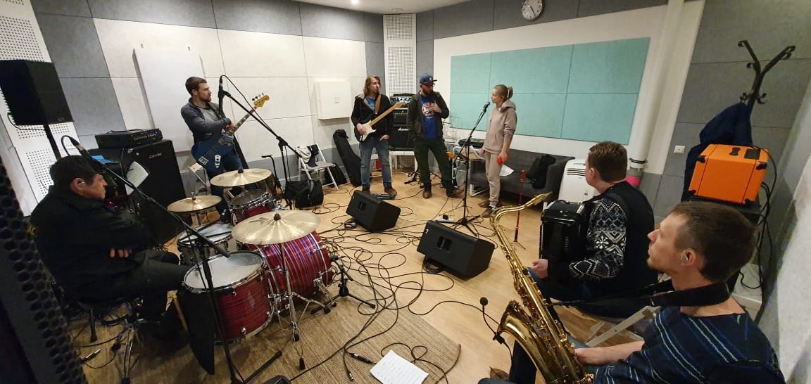 Не успела группа «Рекорд Оркестр» отметиться в новогоднем выпуске «Квартирника НТВ у Маргулиса», как Евгений Шулимович вновь позвал музыкантов к себе в гости.