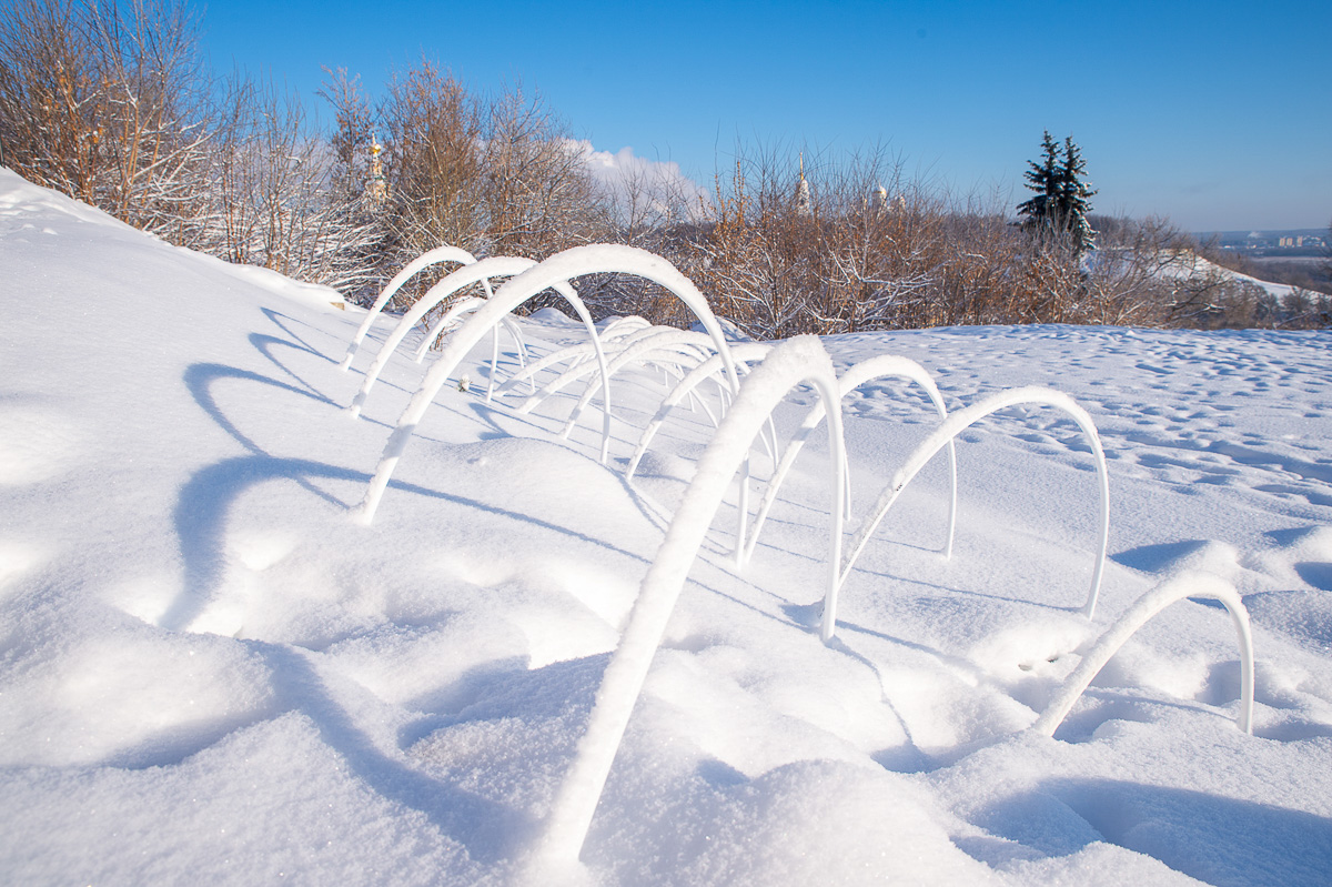 Желанию запечатлеть настоящую, русскую зиму, пришедшую к нам в январе 2021 года, не помешали ни сломанная нога, ни замерзшие пальцы, ни занесенные снегом тропинки. Такое упорство фотолюбителей привело к созданию настоящих шедевров, которыми мы спешим поделиться с вами.