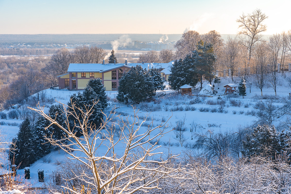 Желанию запечатлеть настоящую, русскую зиму, пришедшую к нам в январе 2021 года, не помешали ни сломанная нога, ни замерзшие пальцы, ни занесенные снегом тропинки. Такое упорство фотолюбителей привело к созданию настоящих шедевров, которыми мы спешим поделиться с вами.