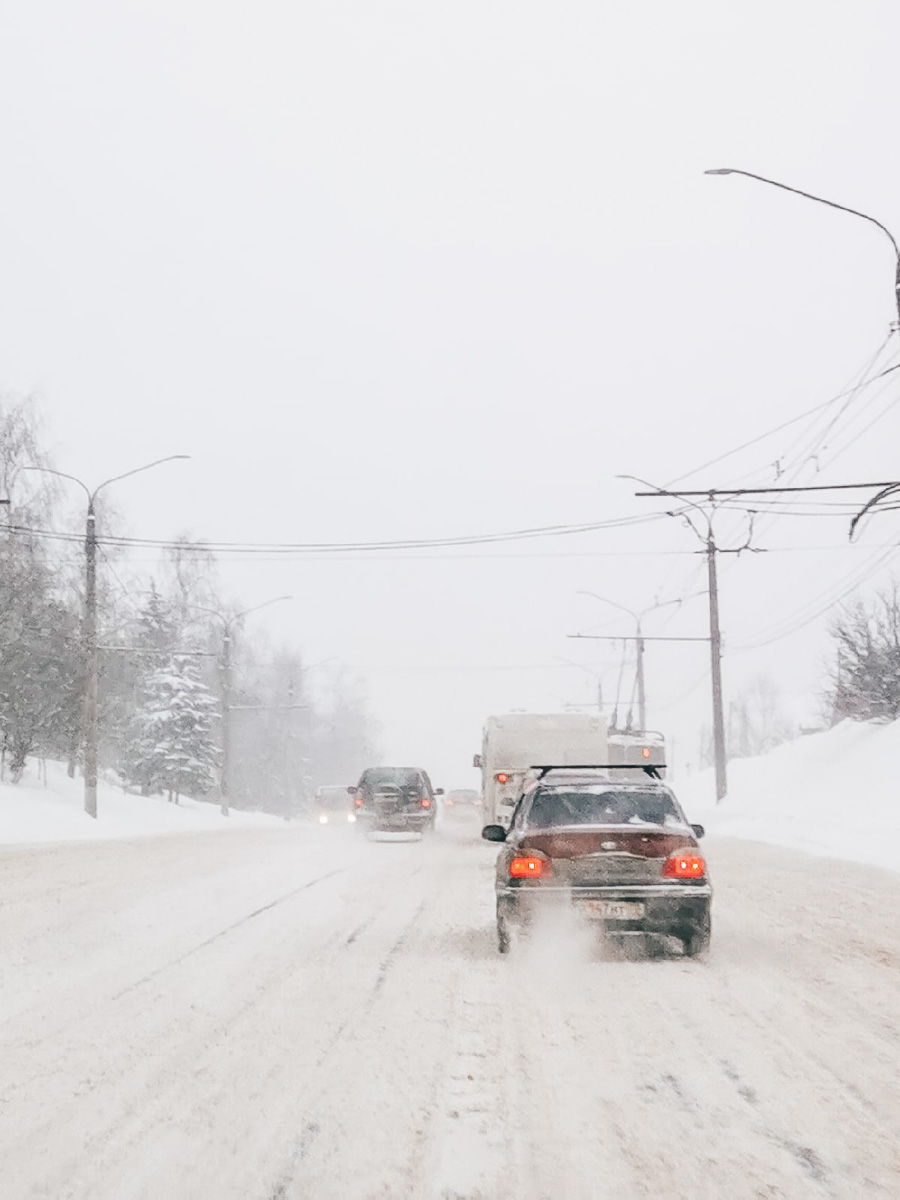 Желанию запечатлеть настоящую, русскую зиму, пришедшую к нам в январе 2021 года, не помешали ни сломанная нога, ни замерзшие пальцы, ни занесенные снегом тропинки. Такое упорство фотолюбителей привело к созданию настоящих шедевров, которыми мы спешим поделиться с вами.