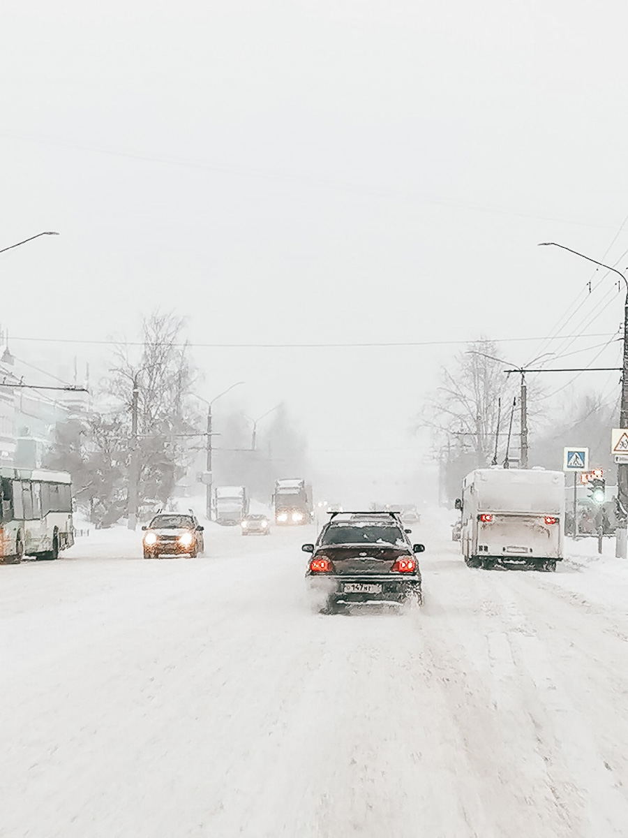 Желанию запечатлеть настоящую, русскую зиму, пришедшую к нам в январе 2021 года, не помешали ни сломанная нога, ни замерзшие пальцы, ни занесенные снегом тропинки. Такое упорство фотолюбителей привело к созданию настоящих шедевров, которыми мы спешим поделиться с вами.