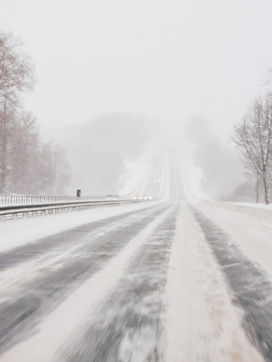 Желанию запечатлеть настоящую, русскую зиму, пришедшую к нам в январе 2021 года, не помешали ни сломанная нога, ни замерзшие пальцы, ни занесенные снегом тропинки. Такое упорство фотолюбителей привело к созданию настоящих шедевров, которыми мы спешим поделиться с вами.