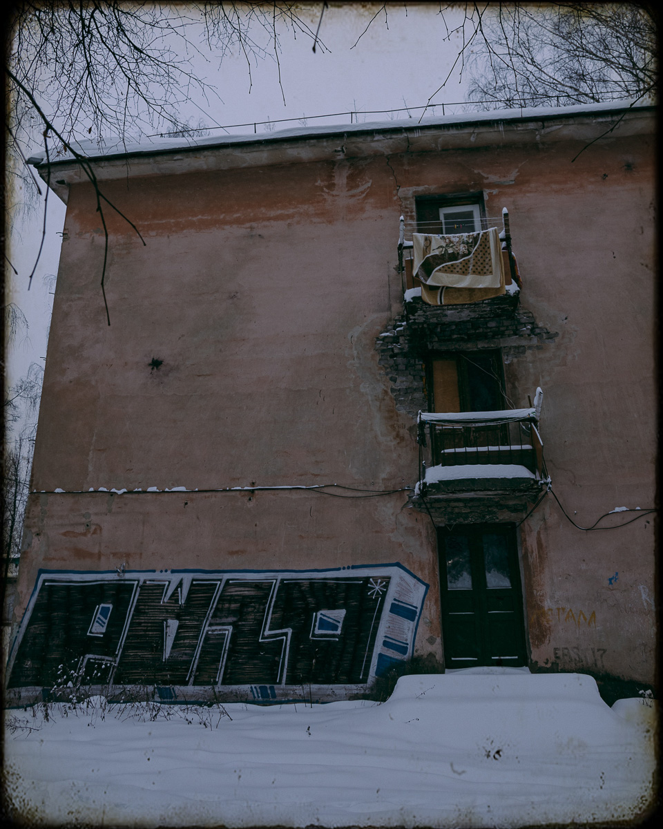 Желанию запечатлеть настоящую, русскую зиму, пришедшую к нам в январе 2021 года, не помешали ни сломанная нога, ни замерзшие пальцы, ни занесенные снегом тропинки. Такое упорство фотолюбителей привело к созданию настоящих шедевров, которыми мы спешим поделиться с вами.