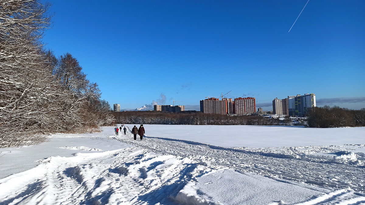Желанию запечатлеть настоящую, русскую зиму, пришедшую к нам в январе 2021 года, не помешали ни сломанная нога, ни замерзшие пальцы, ни занесенные снегом тропинки. Такое упорство фотолюбителей привело к созданию настоящих шедевров, которыми мы спешим поделиться с вами.