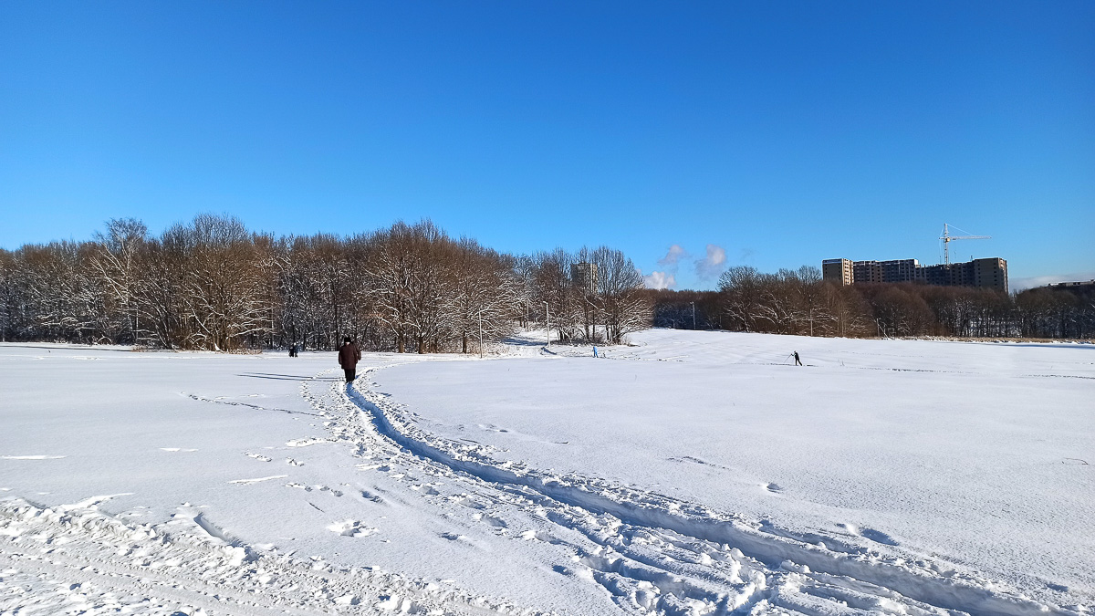 Желанию запечатлеть настоящую, русскую зиму, пришедшую к нам в январе 2021 года, не помешали ни сломанная нога, ни замерзшие пальцы, ни занесенные снегом тропинки. Такое упорство фотолюбителей привело к созданию настоящих шедевров, которыми мы спешим поделиться с вами.