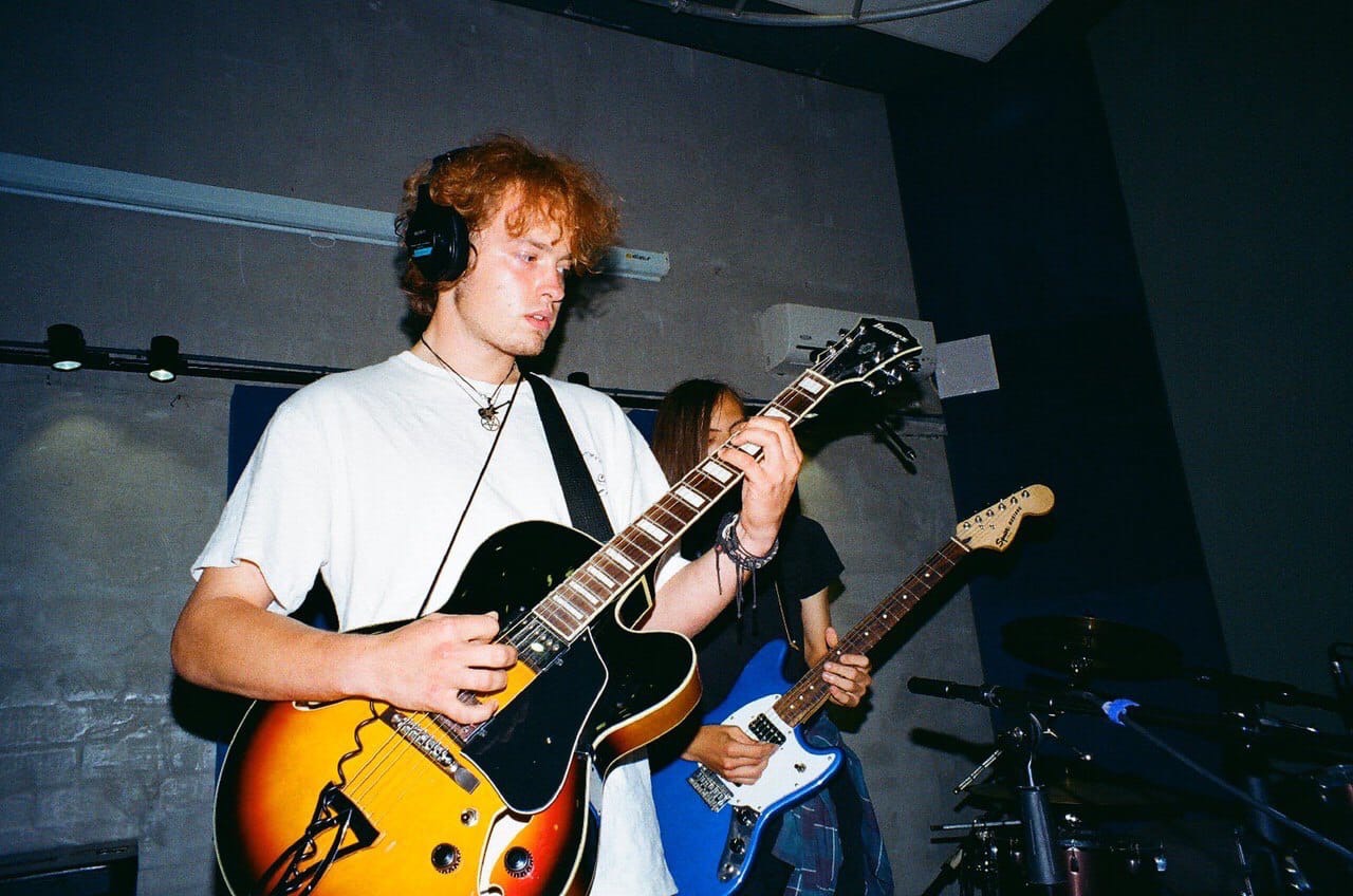 Grey Whale — не только репетиционная база во Владимире, но и творческое пространство с концертами и выставками. Таковым его сделали друзья-основатели Андрей Серан и Антон Китаев.