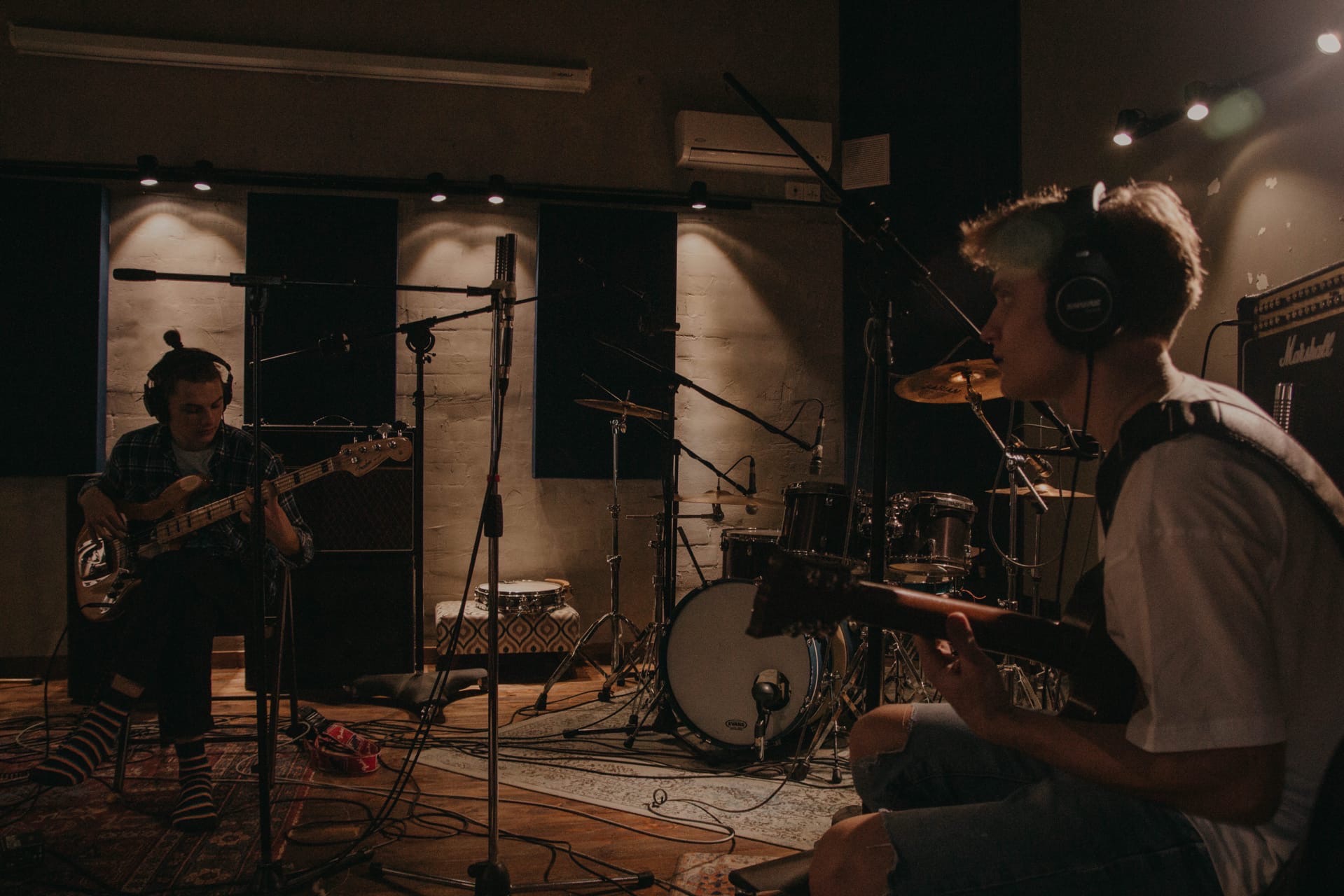 Grey Whale — не только репетиционная база во Владимире, но и творческое пространство с концертами и выставками. Таковым его сделали друзья-основатели Андрей Серан и Антон Китаев.