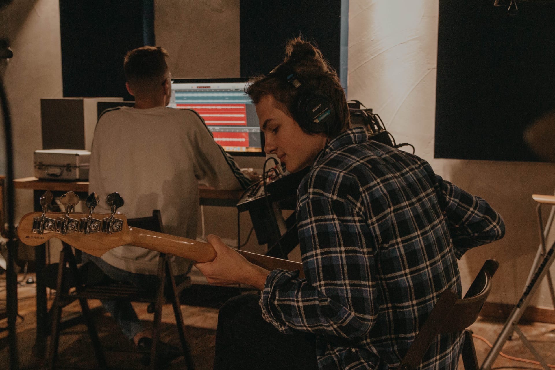 Grey Whale — не только репетиционная база во Владимире, но и творческое пространство с концертами и выставками. Таковым его сделали друзья-основатели Андрей Серан и Антон Китаев.