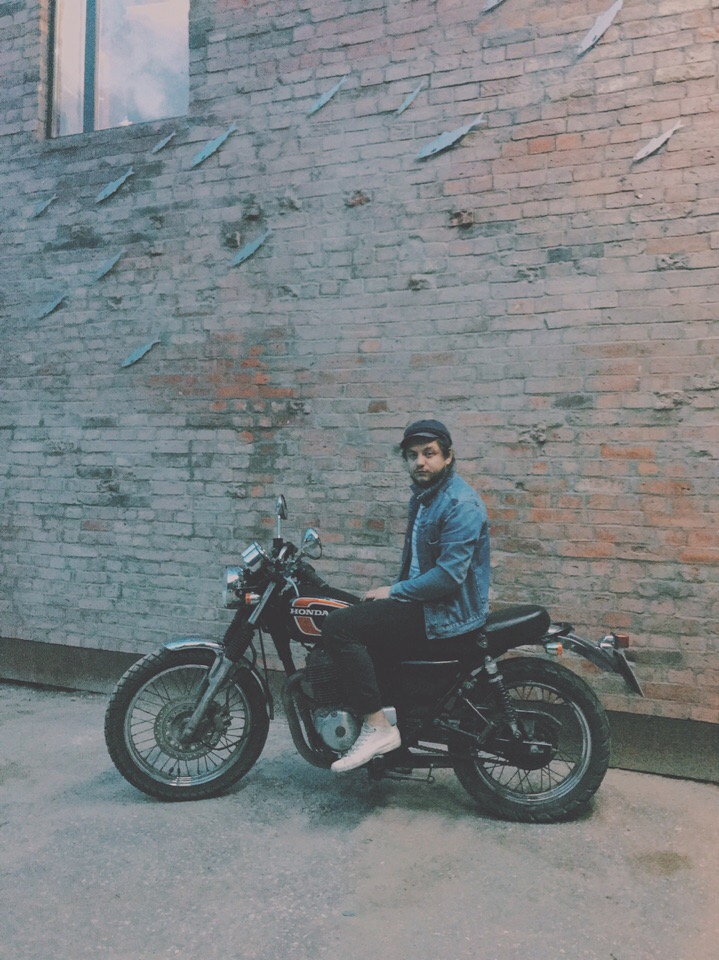 Grey Whale — не только репетиционная база во Владимире, но и творческое пространство с концертами и выставками. Таковым его сделали друзья-основатели Андрей Серан и Антон Китаев.