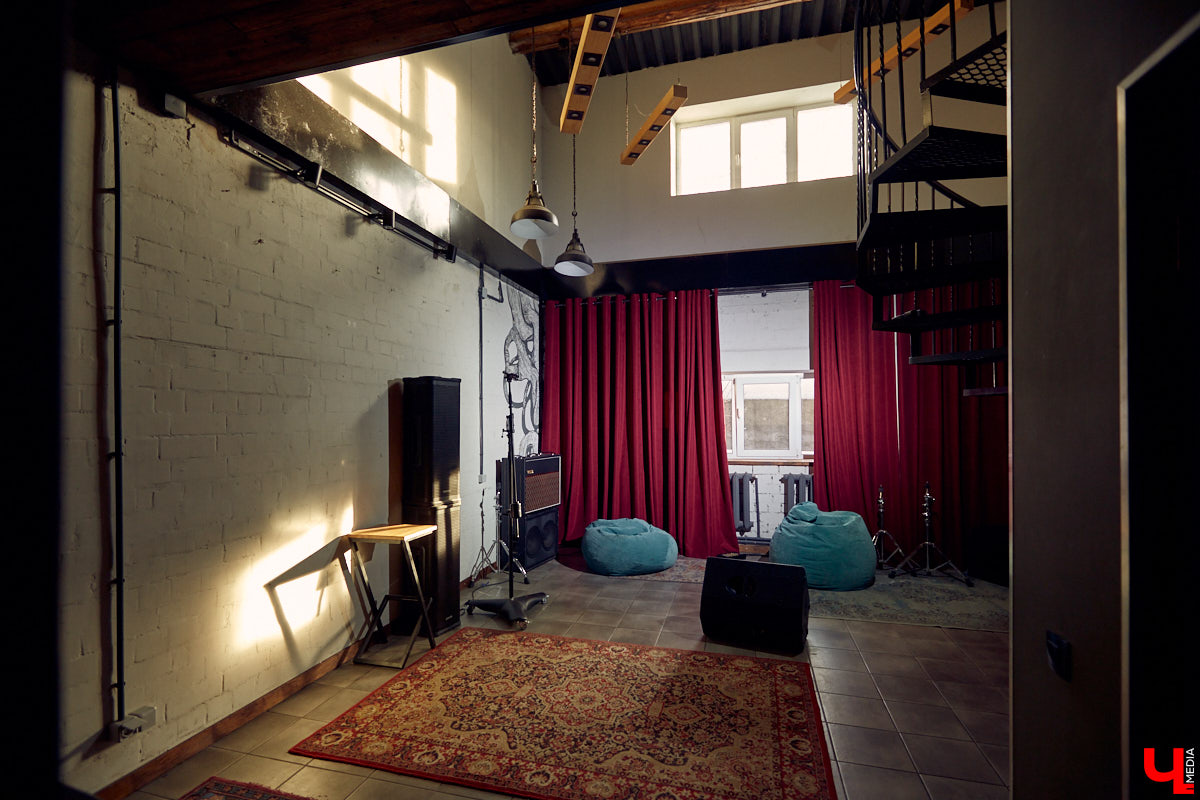 Grey Whale — не только репетиционная база во Владимире, но и творческое пространство с концертами и выставками. Таковым его сделали друзья-основатели Андрей Серан и Антон Китаев.